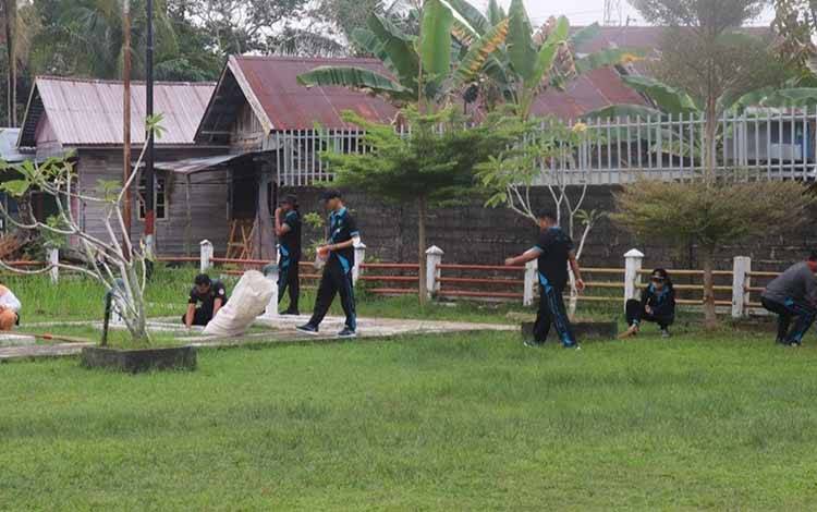 Pegawai Rutan Kapuas Bakti Sosial Bersihkan Area TMP Kencana