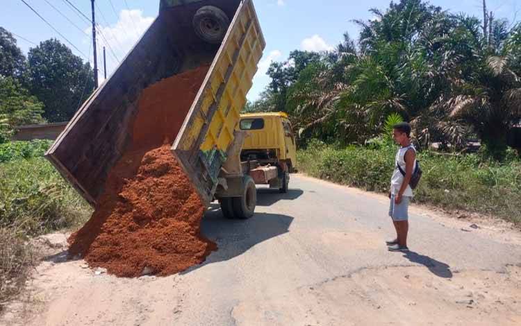 Waket DPRD Kobar Apresiasi Kepedulian Pihak Swasta Tumbun Jalan Berlubang