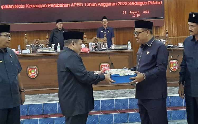 Ketua DPRD Kobar Minta Anggota Segera Berikan Pandangan Tiga Ranperda yang Diajukan Pemkab