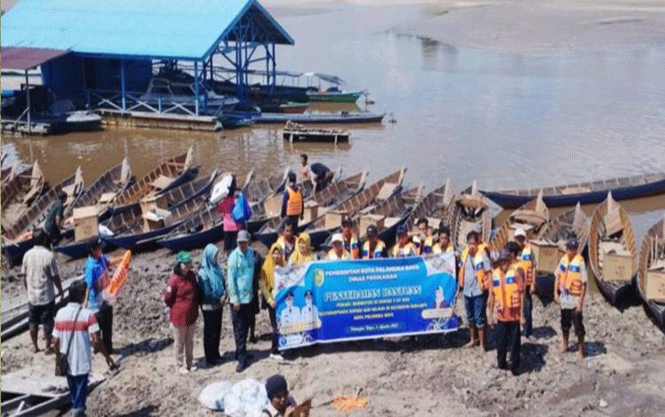 Pemko Bagikan Perahu ke Nelayan dan Pokmaswas di Rakumpit