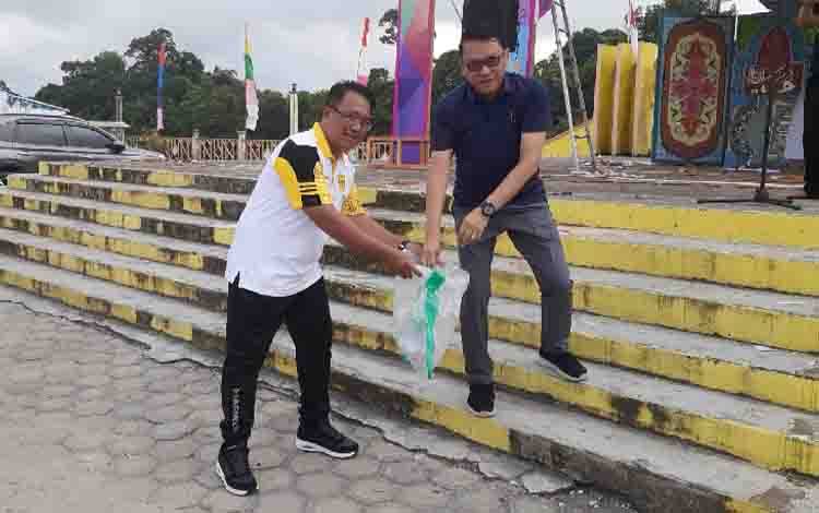 Gerakan Pungut Sampah Karang Taruna Gunung Mas Ajak Pemuda Peduli Lingkungan