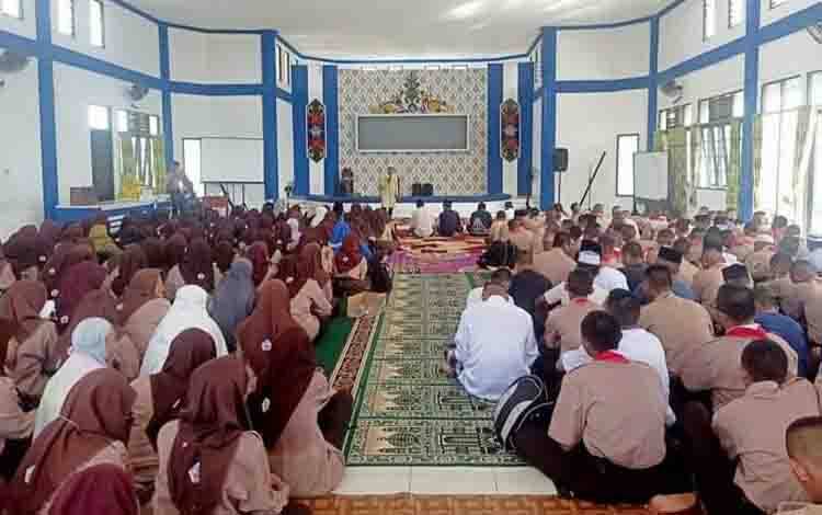 Ustaz Irfan Ingatkan Siswa SMAN 5 Palangka Raya Berbuat Baik kepada Orang Tua