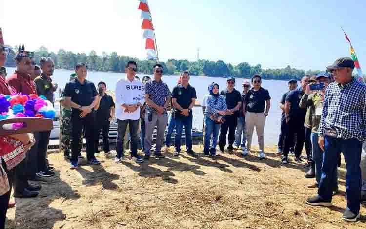 Bupati Barut Dinobatkan Sebagai Tokoh Pantai Barito