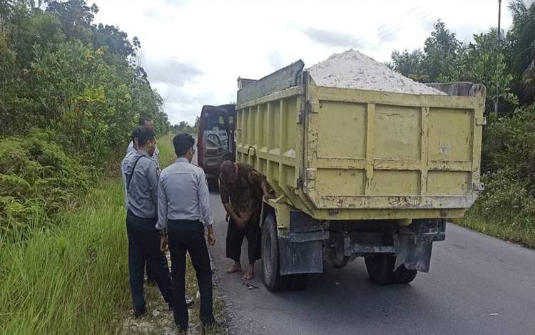 Dishub Kobar Tertibkan Truk Bermuatan Pasir Tanpa Penutup Bak