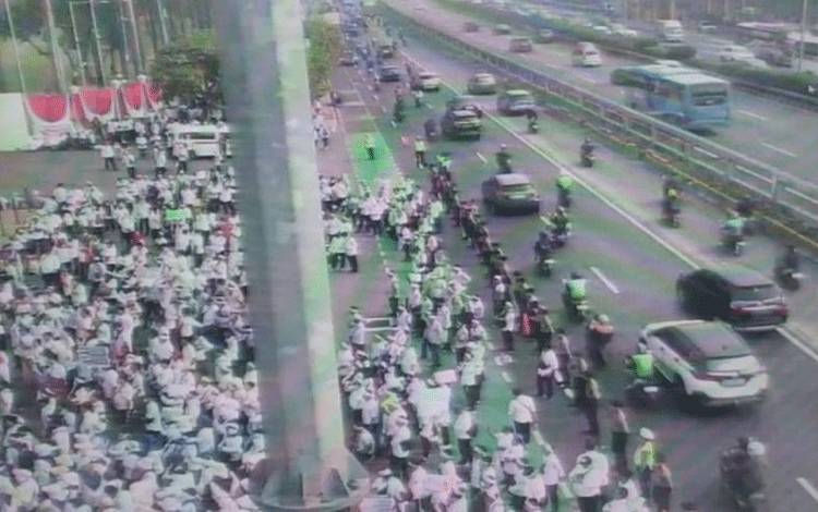 Seribu Tenaga Kesehatan Gelar Aksi Unjuk Rasa di Depan Gedung DPR