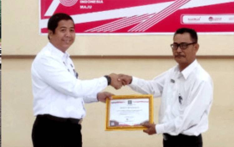 Disdukcapil Kobar Serahkan E-KTP Pada Warga Binaan Lapas Pangkalan Bun