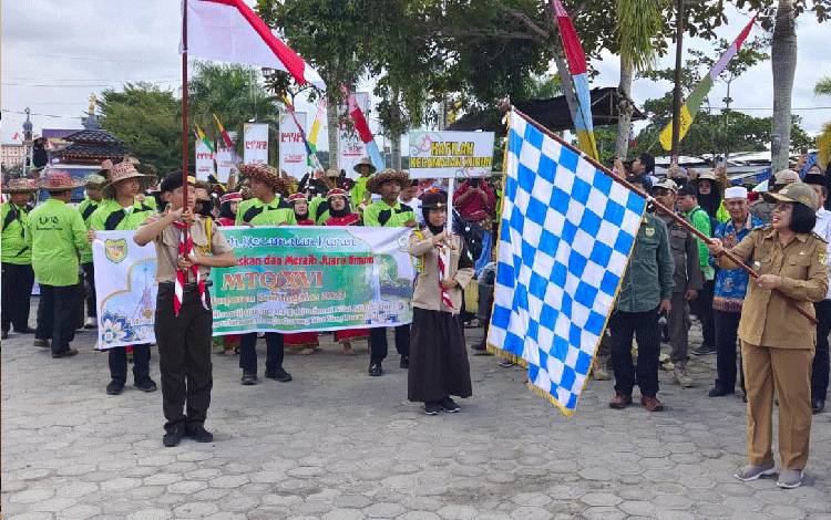 Wakil Bupati Gunung Mas Lepas Peserta Pawai Taaruf
