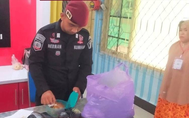 Petugas P2U Rutan Kuala Kapuas Terapkan SOP Terima Pengunjung