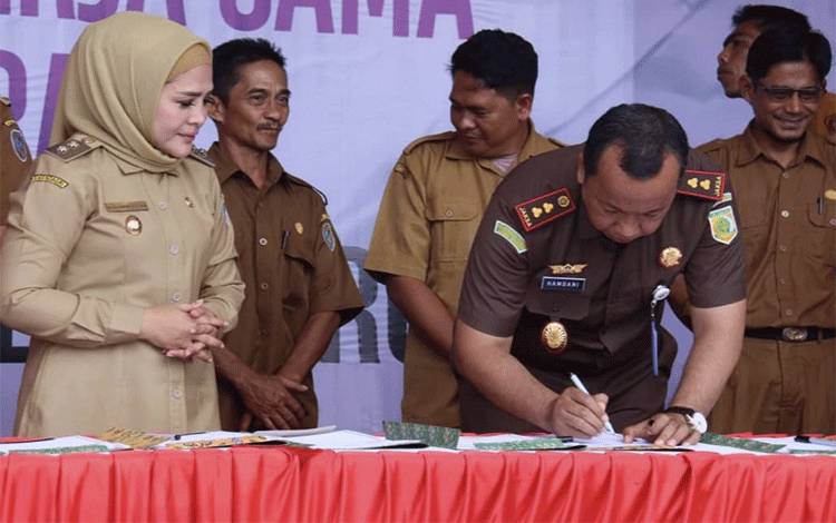 Cegah Penyalahgunaan Dana Desa, Pemkab dan Kejaksaan Negeri Seruyan Teken MoU