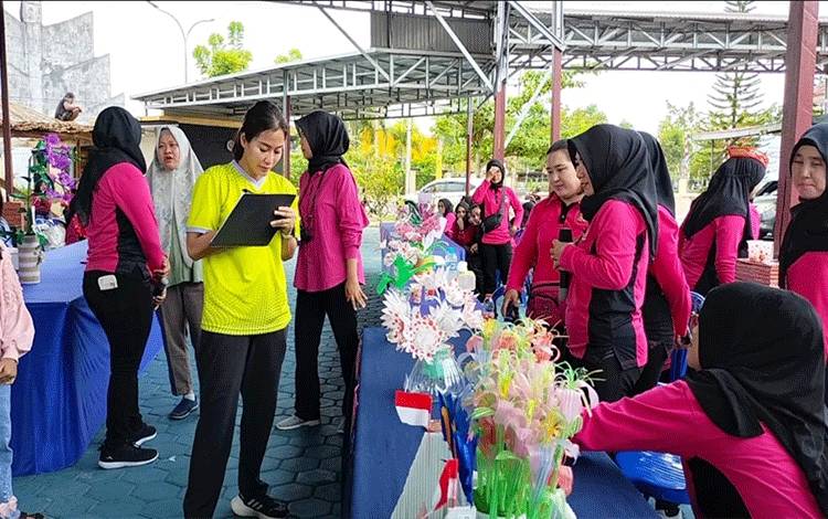 Bhayangkari Kapuas Gelar Lomba Merangkai Bunga Hias Dari Barang Bekas Meriahkan HKGB ke-71