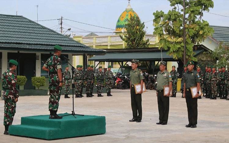 Dandim Kapuas Pimpin Upacara Korps Rapot Purnawira dan Tradisi Pelepasan Personil Pindah Satuan?