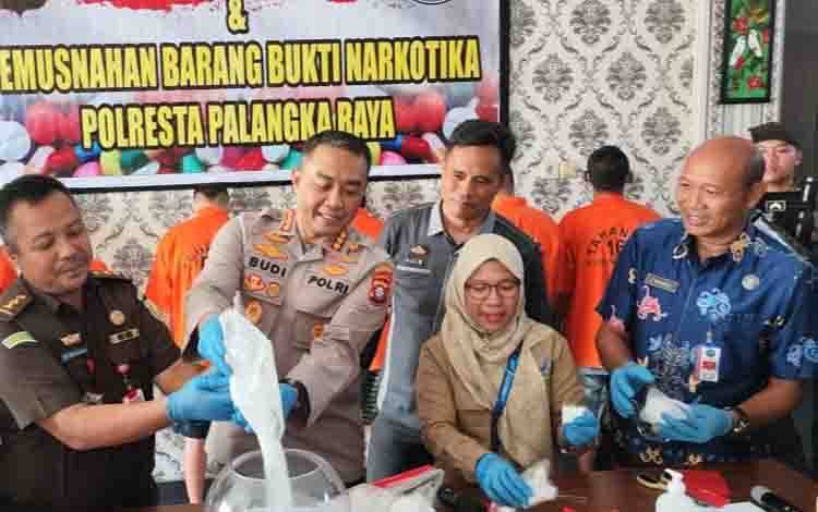 Polresta Palangka Raya Musnahkan 930 Gram Sabu Hasil Pengungkapan Lima Kasus
