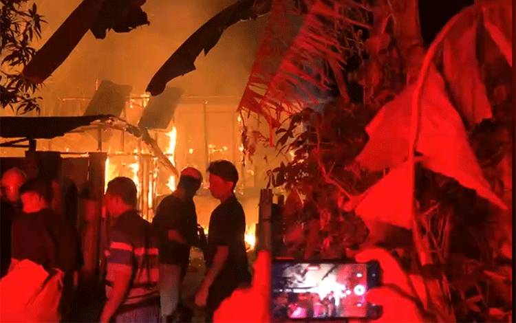 Rumah Semi Permanen di Palangka Raya Hangus Terbakar