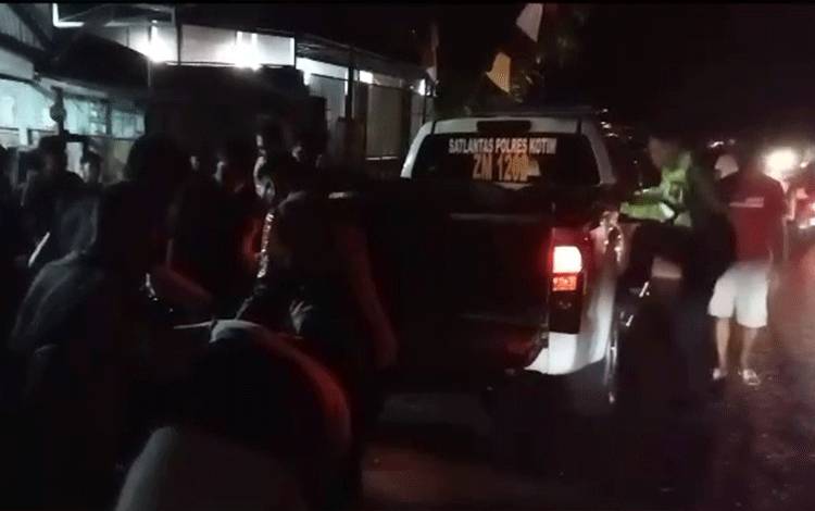 Pengendara Motor di Sampit Tabrak Mobil Hingga Kritis Akibat Ugal-Ugalan di Jalan