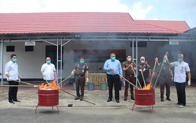 Kejaksaan Negeri Barito Timur Musnahkan Barang Bukti dan Barang Rampasan