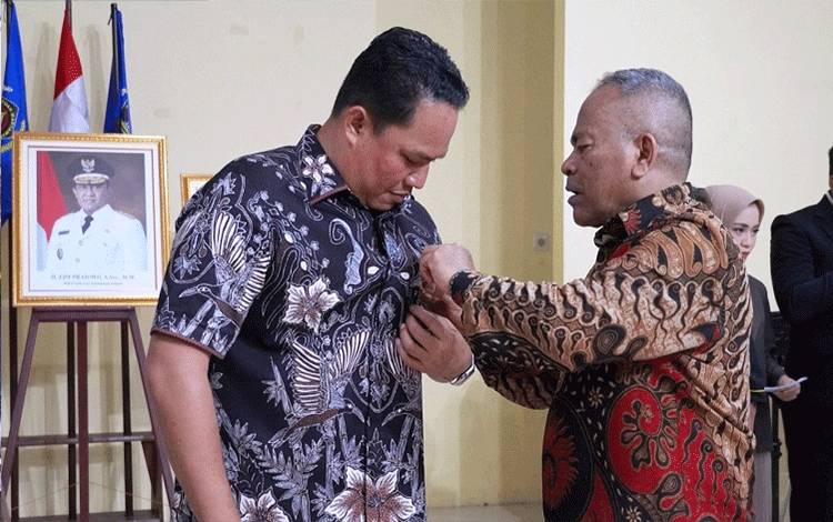 Bupati Lamandau Dianugerahi Pin Emas dari PWI