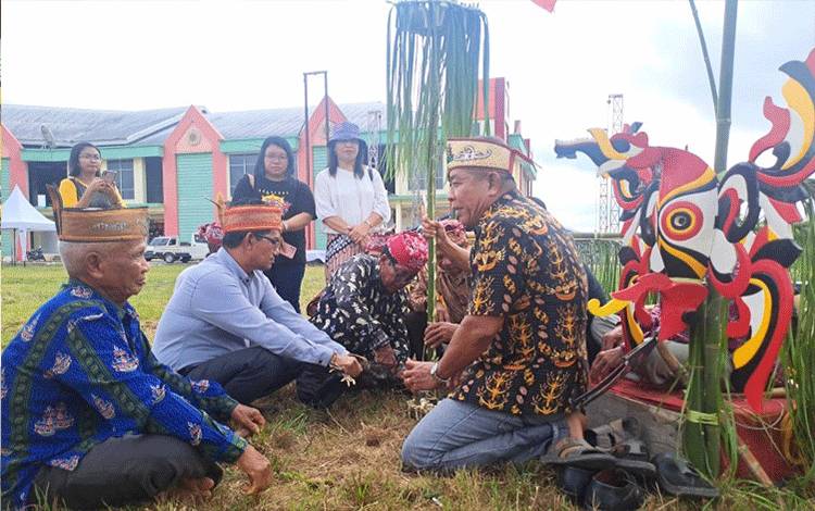 Pemangku Adat di Lamandau Gelar Ritual Pamitan Babukung