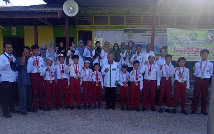 Tim MIN 1 Kapuas Juara I Turnamen Sepak Bola Usia Dini