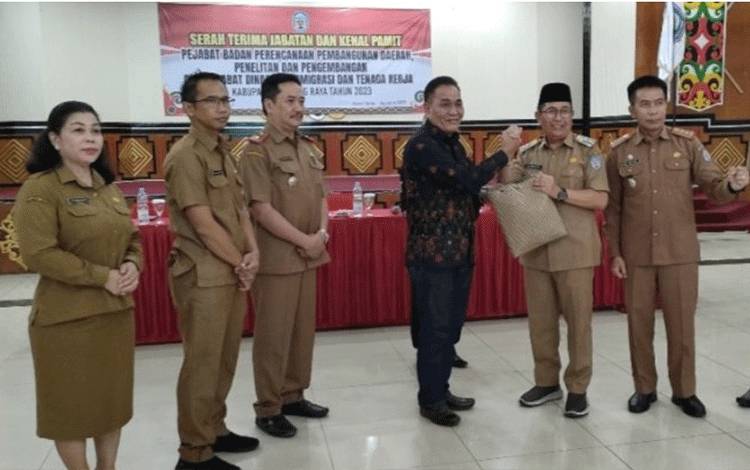 Pimpin Sertijab Dua Kepala Dinas yang Pensiun, Wabup Murung Raya: Momen Istimewa