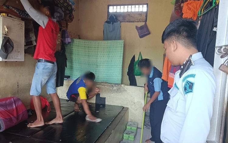 Warga Binaan Gotong Royong Bersihkan Area Blok Hunian?