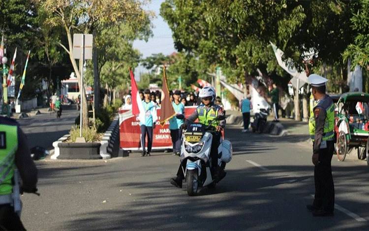 Personel Satlantas Polres Kapuas Kawal Kegiatan Jalan Sehat HUT SMASA