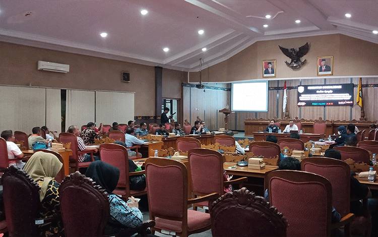 Legislator ini Berharap Kades-Lurah di Kotim Berpendidikan Sarjana