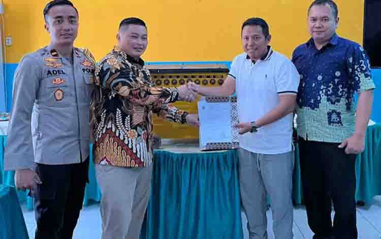 Kepedulian Pada Dunia Pendidikan, PT CBUT Tbk Salurkan Bantuan ke SMKN 1 Hanau