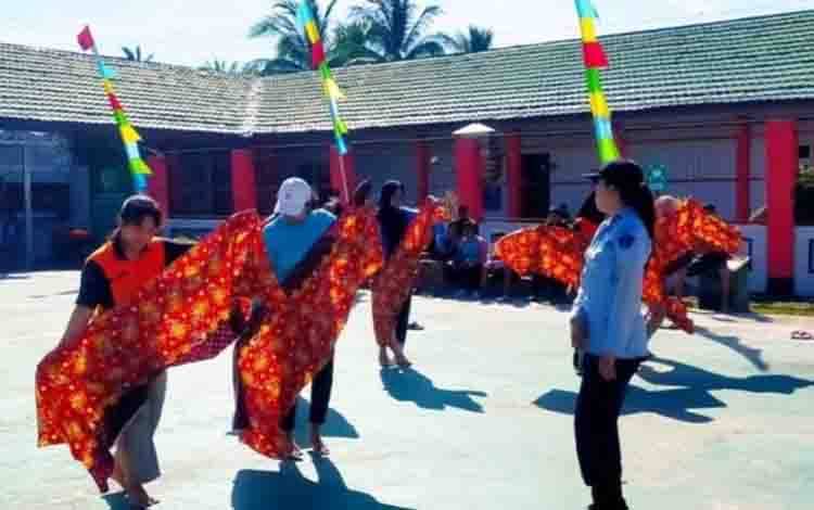WBP Perempuan Rutan Kapuas Berlatih Menari Persiapan Meriahkan Penyerahan Remisi Umum?