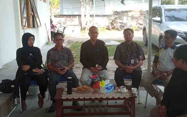 Sambil Nikmati Bakso di Belakang Kantor, KPU Kobar Perkenalkan Jajaran Komisioner Baru?