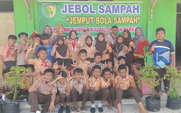Peduli Lingkungan, Lurah Kalampangan Jebol Sampah di MIN 4 Palangka Raya