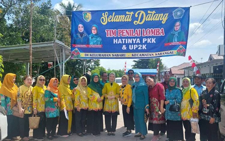 Ketua TP PKK Palangka Raya Lakukan Penilaian UP2K Aku Hatinya PKK Kecamatan Sebangau