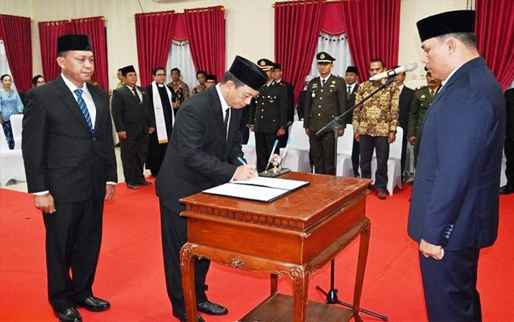 Bupati Lamandau Lantik Enam Kepala Dinas