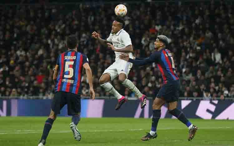 Bek Real Madrid Eder Militao Mengalami Cedera ACL