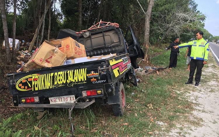 Pikap Tabrak Pohon Akibat Sopir Mengantuk