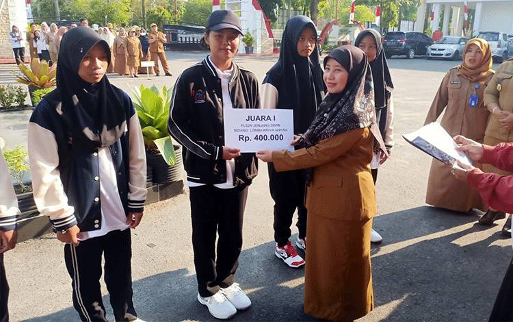 Disdik Kalteng Lepas Keberangkatan Kontingen FLS2N Kalteng