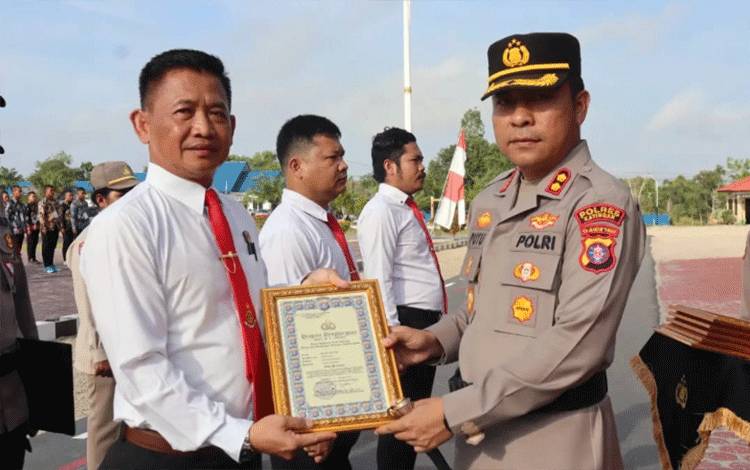Kapolres Katingan Beri Penghargaan kepada Personel Berprestasi