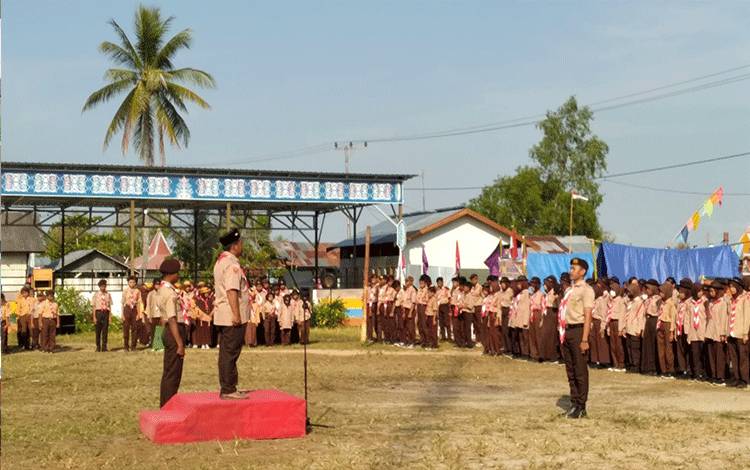 Camat Kapuas Kuala Pimpin Upacara Peringatan Hari Pramuka ke-62