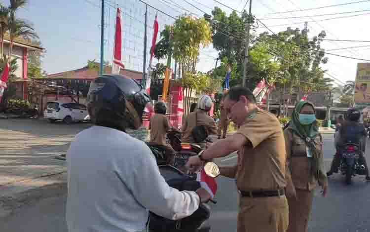 Jajaran BPPRD Kapuas Juga Bagikan Bendera kepada Pengendara
