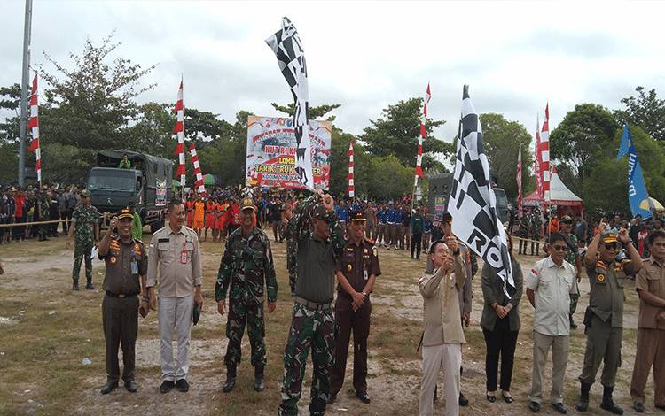 Bupati Apresiasi Lomba Tarik Truk TNI Peringati Kemerdekaan RI