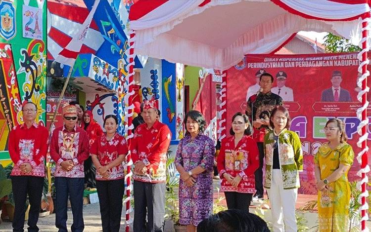 Bupati Murung Raya Imbau Perusahaan Gunakan Batik Khas Mura