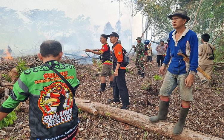 Kebakaran Lahan di Desa Jaar Hampir Merembet Lingkungan Perkantoran