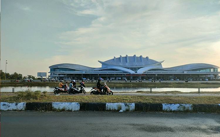 Menanti Senja di Bandara Tjilik Riwut