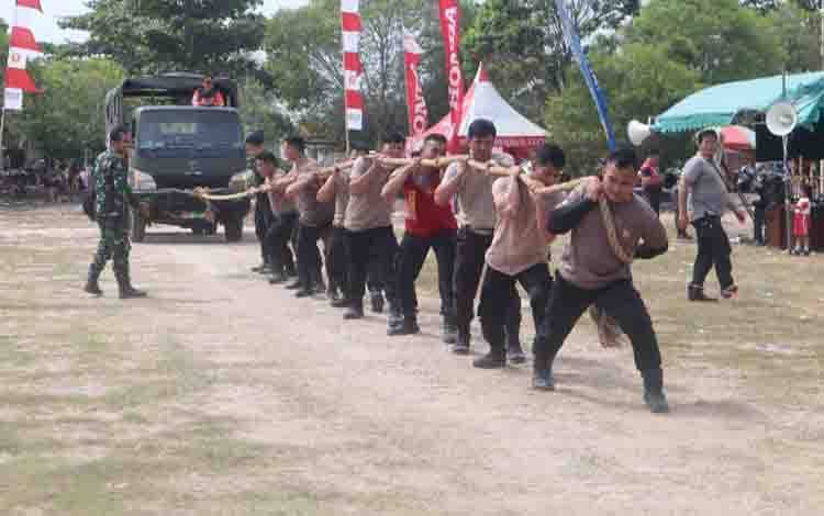 Polres Katingan Ikuti Lomba Tarik Truk Militer Meriahkan HUT RI