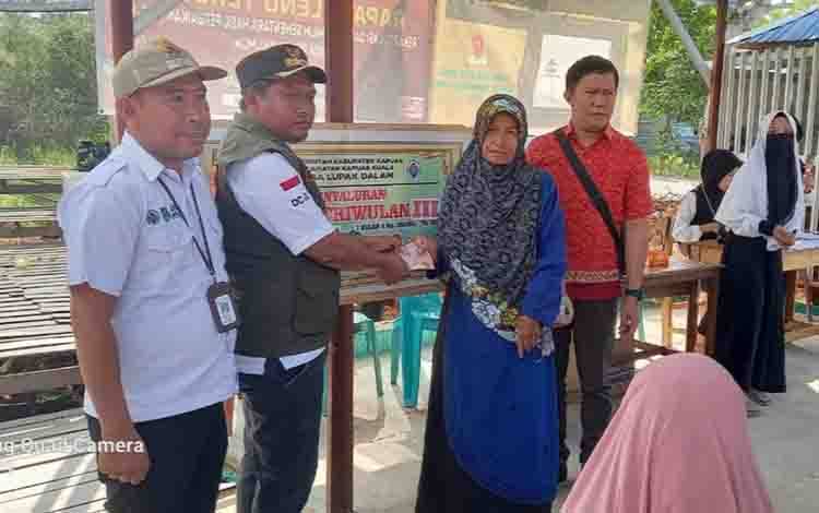 Hadiri Penyaluran BLT DD Lupak Dalam, Camat Kapuas Kuala Pastikan Tepat Sasaran