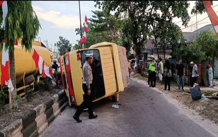 Begini Kronologis Truk Tabrak Median Jalan hingga Terbalik di Jalan Tjilik Riwut Sampit