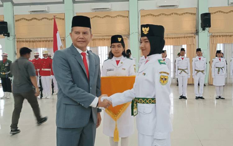 Bupati Gumas Berikan Selamat Atas Terpilihnya Anggota Pasukan Pengibar Bendera
