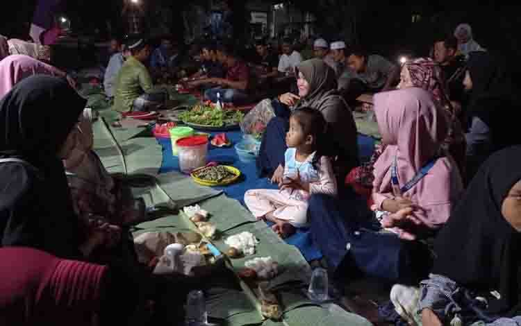 Cara Unik Warga Sinar Fajar Sampit Kenang Jasa Pahlawan Saat Malam Peringatan HUT ke-78 RI