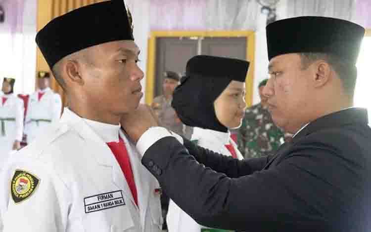 Bupati Kukuhkan 70 Anggota Paskibraka Kabupaten Lamandau  ?