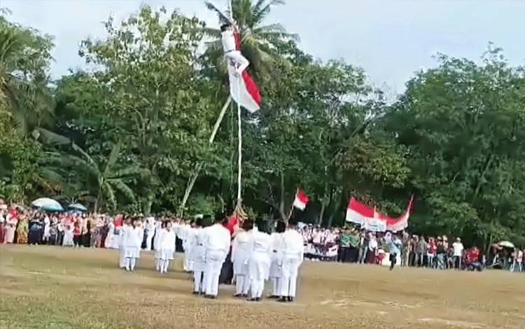 Betulkan Tali Putus, Pelatih Paskibra Terjatuh dari Tiang Bendera