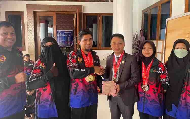 KONI Seruyan Serahkan Bonus Atlet Peraih Medali Porprov Kalteng